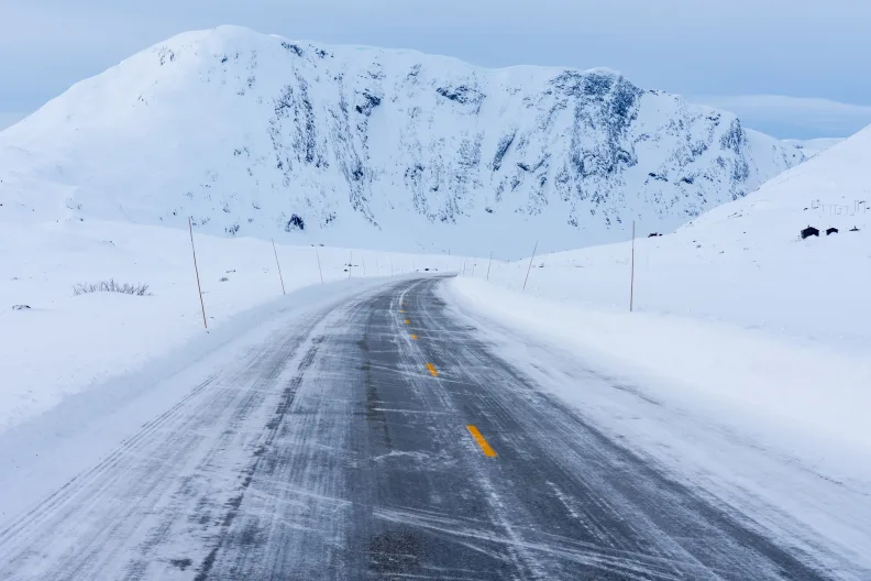 Vereiste Straße in Norwegen.
