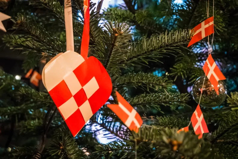 Dänische Weihnachtsherzen am Weihnachtsbaum.