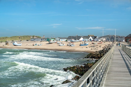 Mole am Strand von Vorupør.