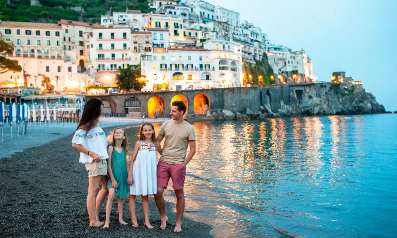 Eine Familie genießt ihren Urlaub an der Amalfiküste.
