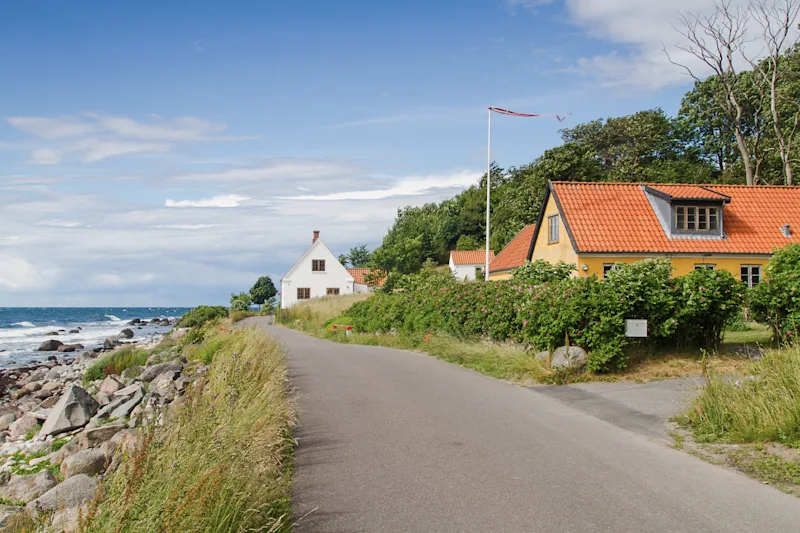 Landschaft und Häuser mit Blick auf das Meer auf der Ostseeinsel Bornholm.