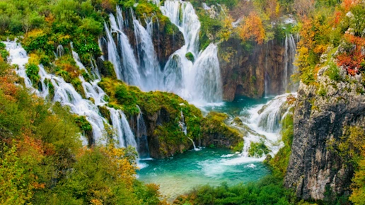 Luftaufnahme der schönen Wasserfälle im Sonnenschein im Nationalpark Plitvice.