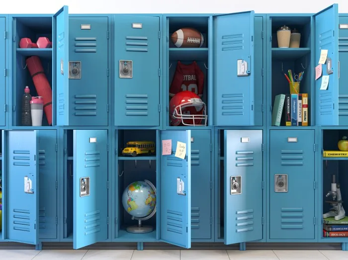Schülerschließfächer in der Schule. Schulschließfächer mit offenen Türen und Schülerausrüstung, Gegenstände und Zubehör für Bildung und Sport.