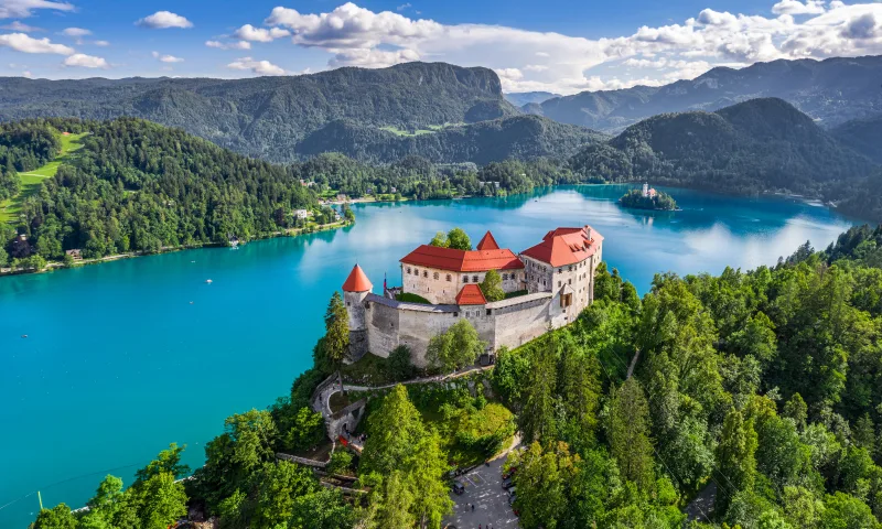 Panoramablick aus der Luft auf die wunderschöne Burg Bled