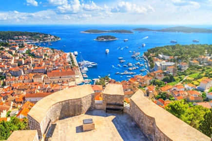 Blick von der Festung auf den Hafen und die Marina der Stadt Hvar.