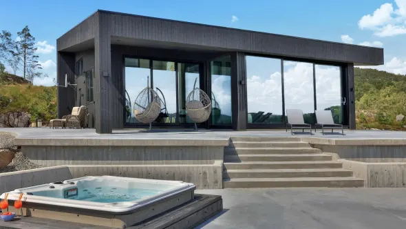 Ferienhaus mit Whirlpool auf der Terrasse in Norwegen.