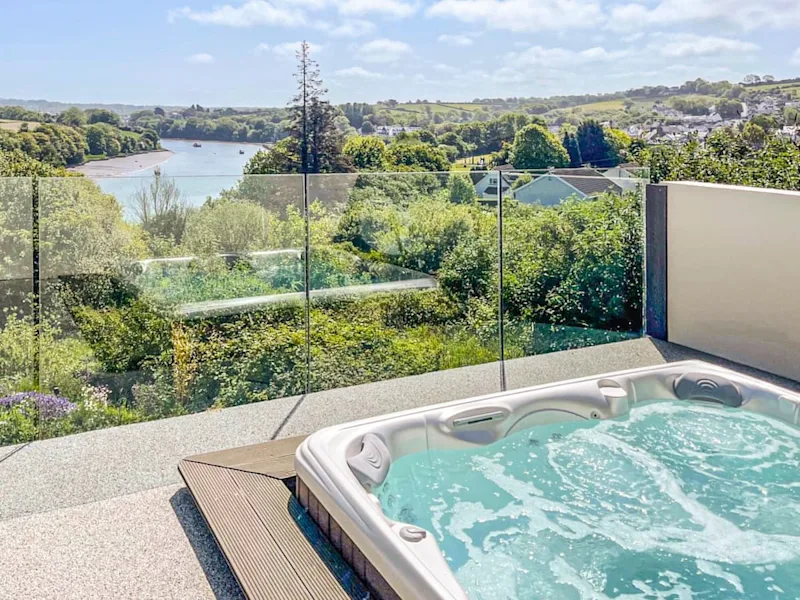 Luxury cottage with hot tub - Green Meadow, St Dogmaels, near Cardigan, Wales, UK