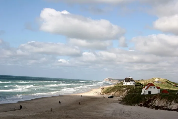 En strand i solnedgang langs kysten i Jylland.