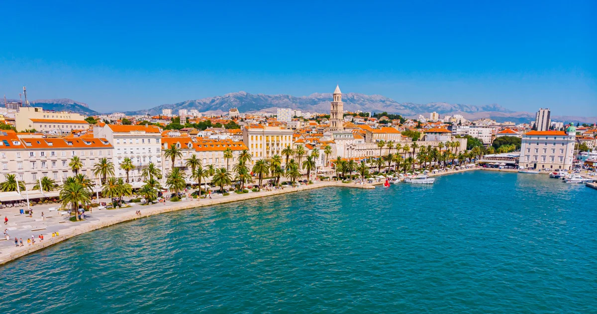 Havet og strandpromenaden i Split på en smuk sommerdag.
