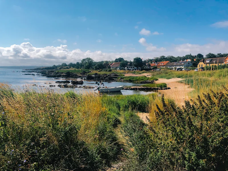 Udsigt over det bornholmske landskab og Østersøen.