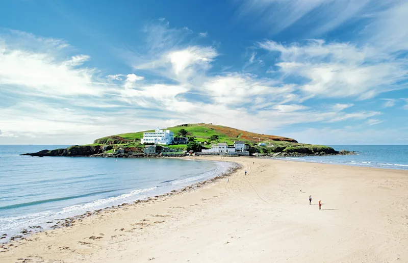 Bigbury-on-Sea beach and the tidal causeway to Burgh Island, South Devon, UK