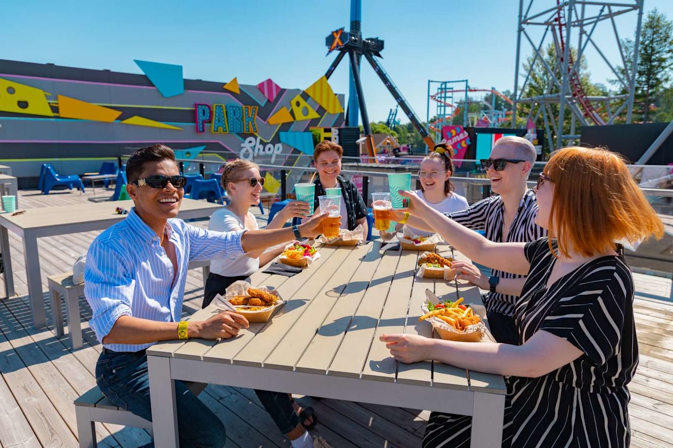 Lakeview Terrace Ruokailijat iloitsevat Särkänniemessä terassilla.