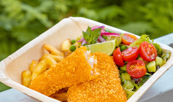 Neulanen 2560 x1500 Kun tekee mieli herkutella laadukkaasti mutta ilman tarpeetonta odottelua, kannattaa tulla Terassiravintola Neulaseen. Neulanen tarjoilee Ravintola Näsinneulan keittiön rennoimpia herkkuja reteästi – Näsinneulalle epätyypillisesti pikana ja 124 metriä tavallista matalammalla.
Maista street food -hengessä vaikkapa suussa sulavia bratwurstiperunoita. Neulasessa on anniskeluoikeudet. Kesäpäivän juhlistamiseen suosittelemme kuplivaa kuohuviiniä. Terassiravintola sijaitsee Näsinneulan nurkalla Tornadon mäen yläpäässä havupuiden siimeksessä.