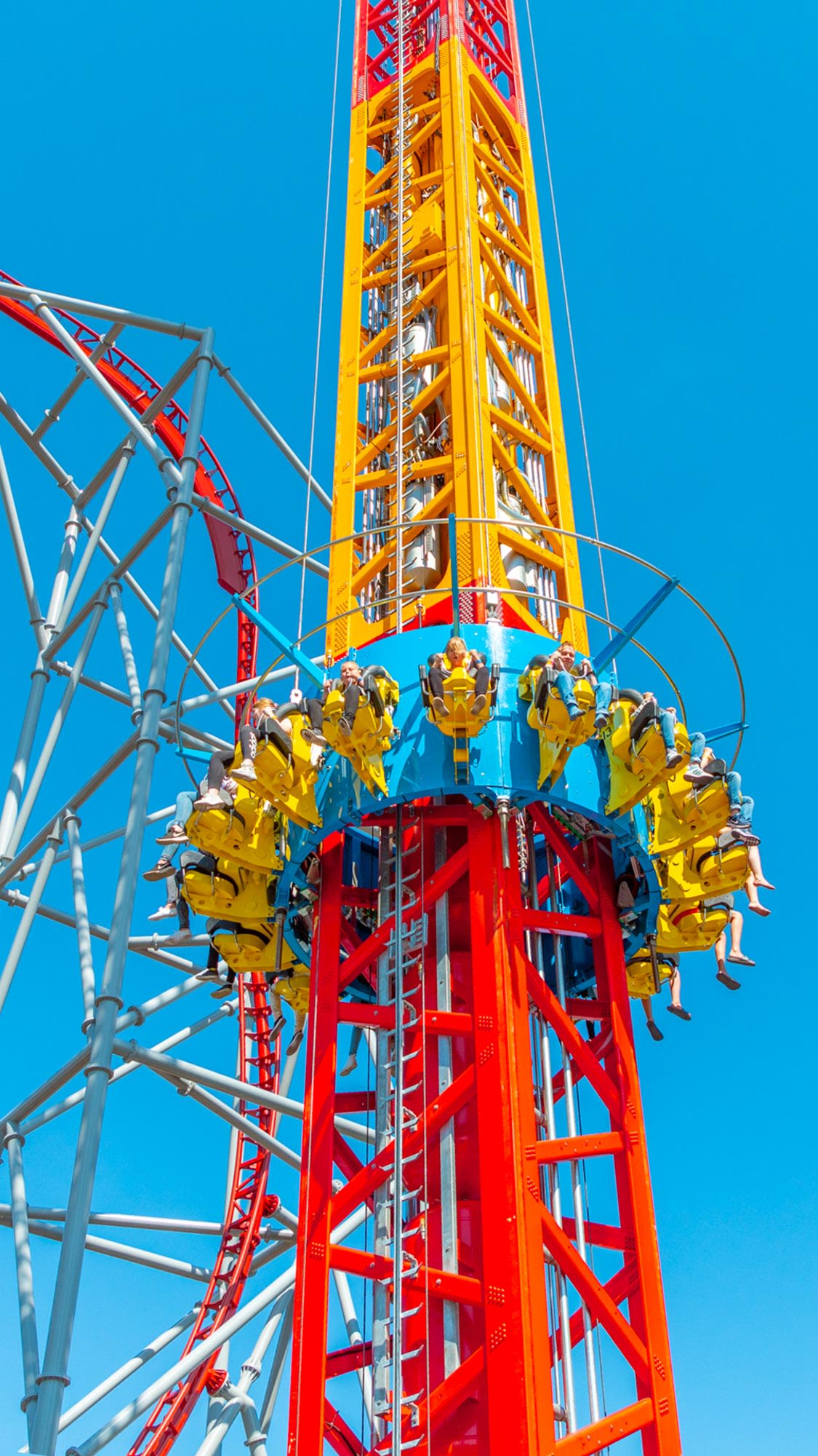 BOOM Ihmisiä Särkänniemen BOOM-huvilaitteen kyydissä.