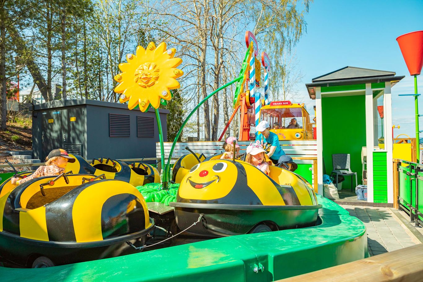 Pörriäinen Lapsia Särkänniemen huvilaitteessa.