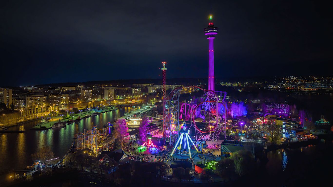 Särkänniemi pimeällä Valaistu Särkänniemi pimeällä.