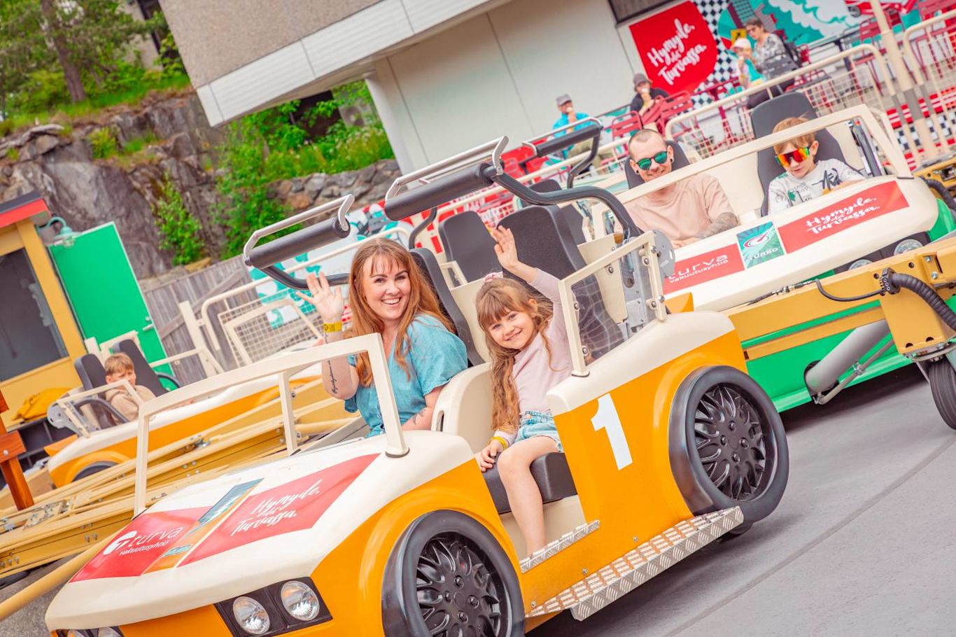 Drifti Äiti ja lapsi Drifti-huvilaitteen kyydissä.