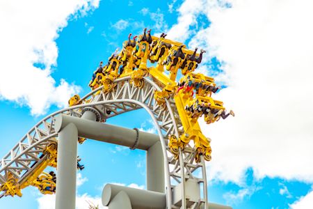 Tornado Ihmisiä Särkänniemen Tornado-vuoristoradan kyydissä.