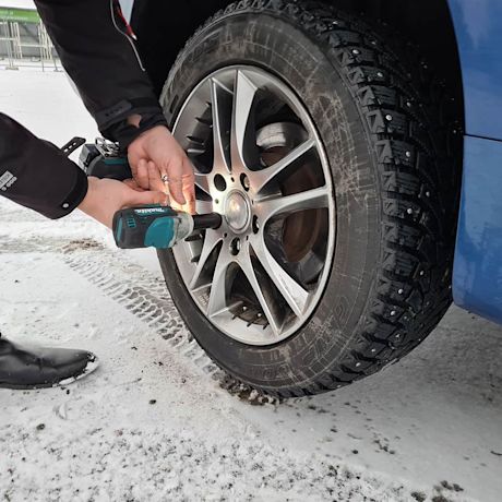 Makita mutterinväännin DTW300Z 18V testissä ammattilaisella akkujen kera renkaan vaihdossa