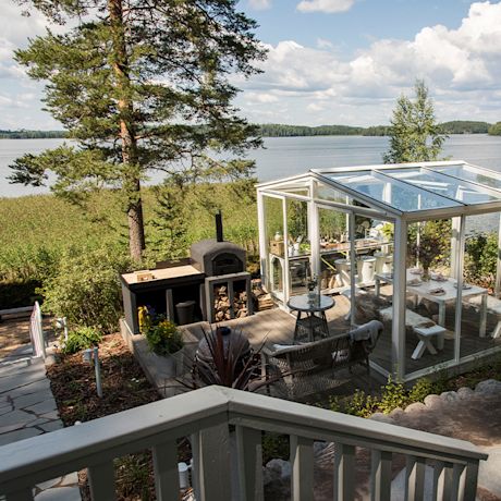 K-Raudan sekä Huvila & Huussin remontoima pitsihuvilan mökkipiha ja upea kesäkettiö.