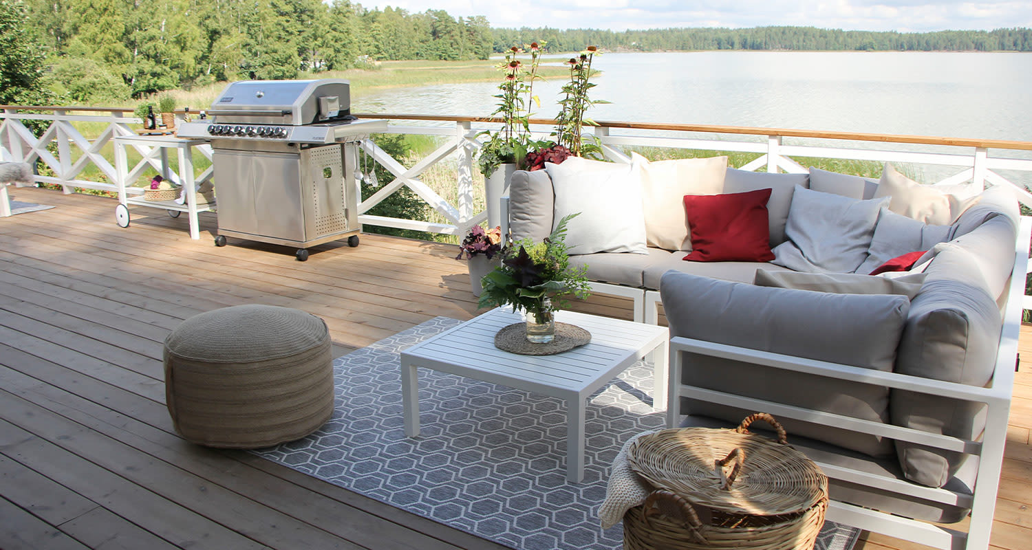 Mökkipihan terassi sisustettu K-Raudan terassikalusteilla sekä Cello-grillillä.