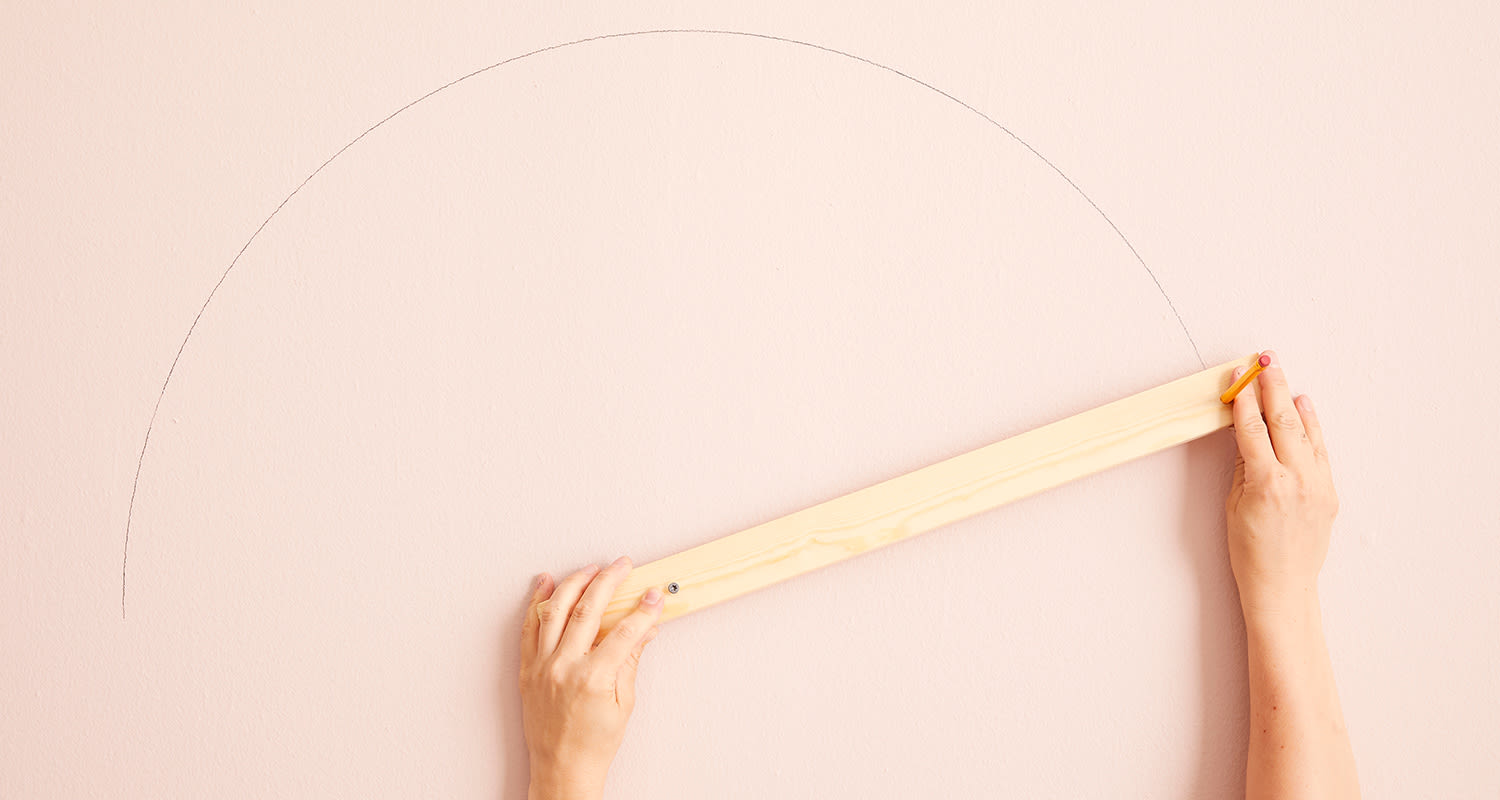 Peilin tehosteseinän teko-ohjeiden vaihe 2. Kuvassa tehosteseinä hahmotellaan harpilla.