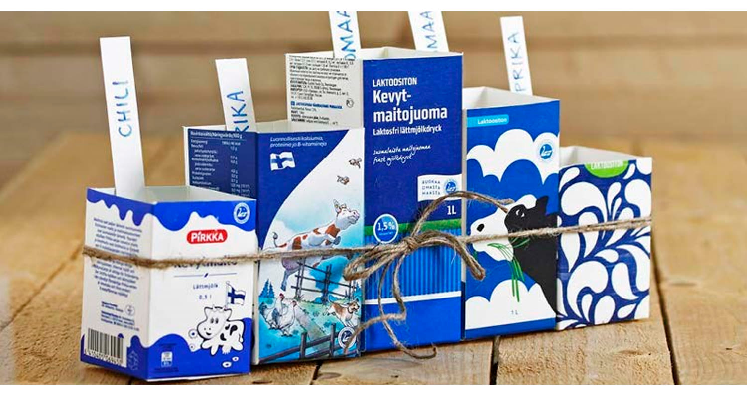 Sinivalkoiset Pirkka-maitotölkit puulautalla narulla sidottuna, mausteetiketit