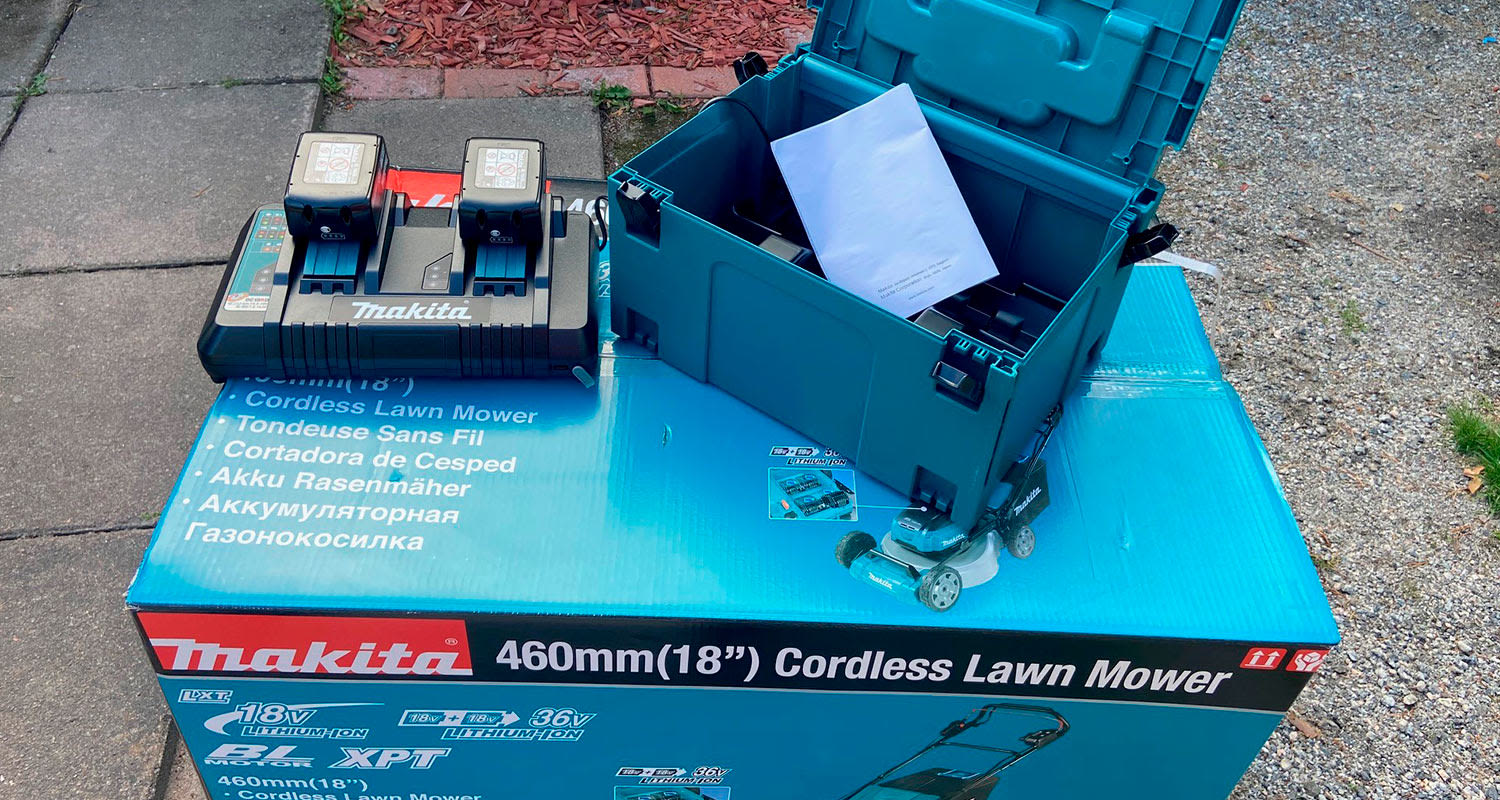 Makitan Powerpack-akkupaketti kahdella akulla ja pikalaturilla ruohonleikkuripakkauksen päällä