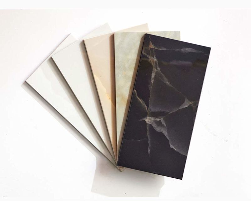 Suuria vaaleita ja tummia laattoja