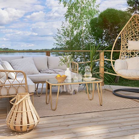 Kutsuvasti kalustettu terassi. Kuvan terassi on kalustettu K-Raudan puutarha- ja terassikalusteilla.