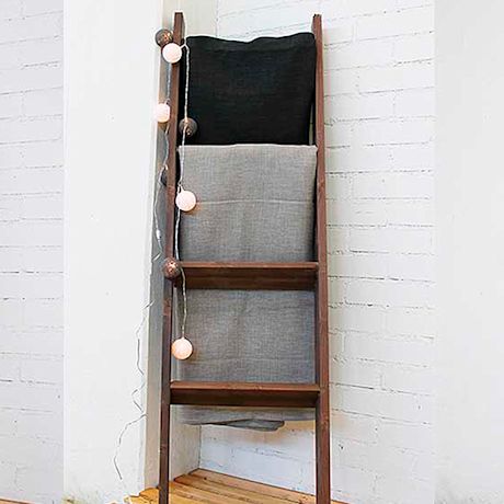 Itse tehdyt sisustustikkaat nojaavat seinää vasten