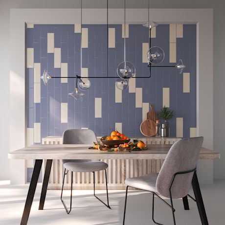Ruokailutila, jonka seinässä on sinisiä ja vaaleita Cello Primus -sarjan laattoja.