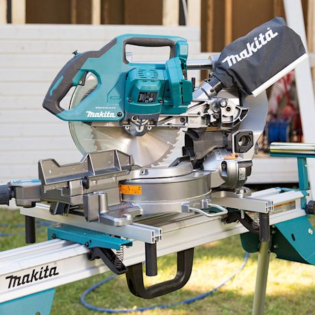 Ammattilaisen tuotetestissä Makitan akkujiirisaha sekä Makitan jiirisahajalusta ja akku- ja laturipaketti