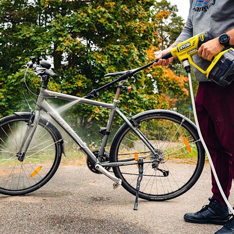 Ryobin akkukäyttöinen painepesuri testissä polkupyörän pesussa