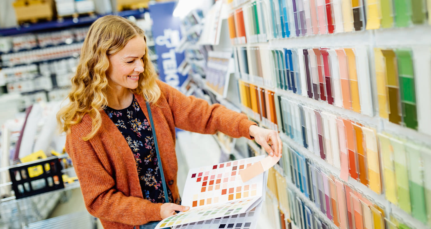 Asiakas maaliostoksilla K-Raudassa