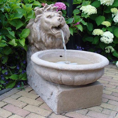 Leijonanpää-suihkukaivo pihamaalla