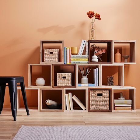 DIY: Kirjahylly ja samainen liimapuulevyistä tehty kirjahylly valmiina