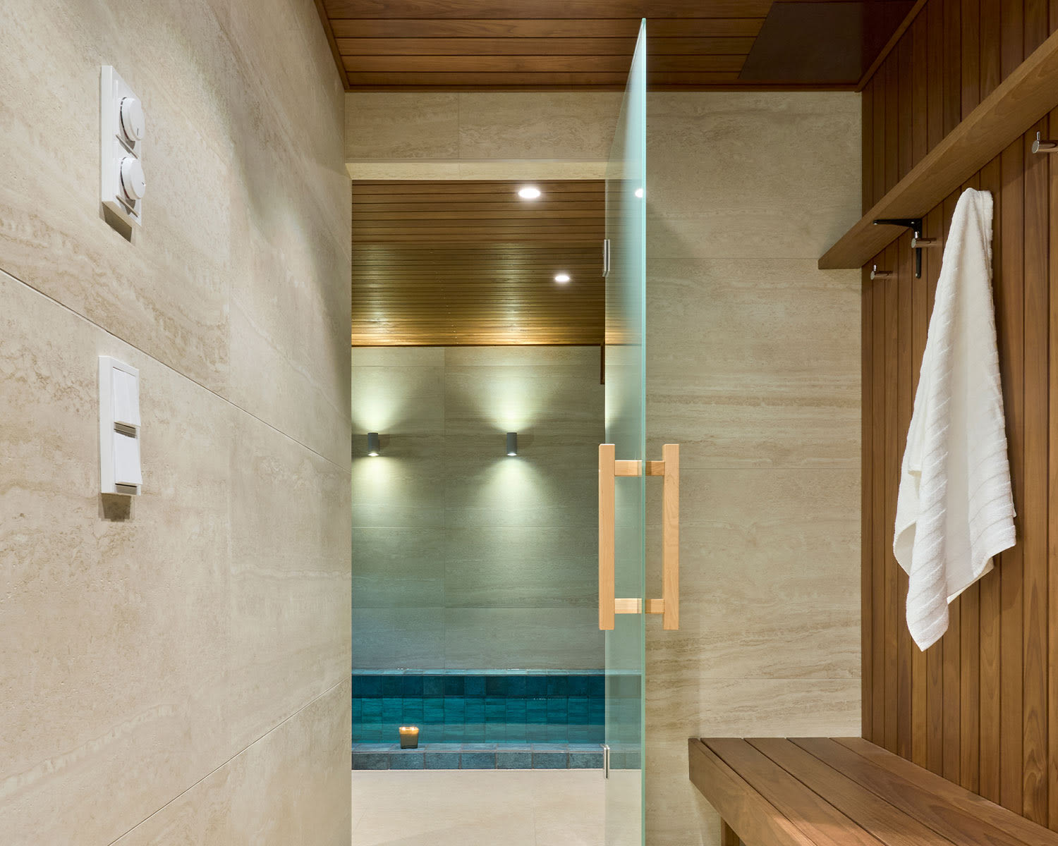 Helsinkiläisen taloyhtiön saunatilan pukuhuone henkii seesteistä kylpylätunnelmaa. Kuvan laatat K-Raudan tilausvalikoimista.