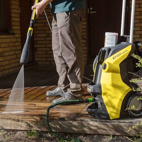 Kärcherin keltamusta painepesuri testissä pihan puhdistuksessa