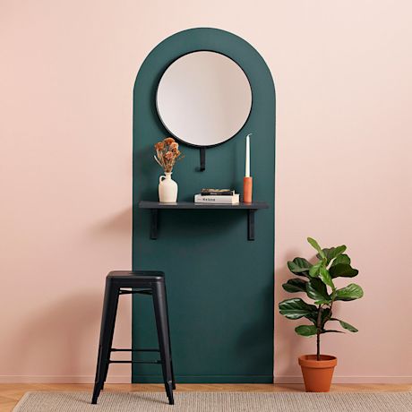 Maalattu tehosteseinä pyöreää peiliä varten