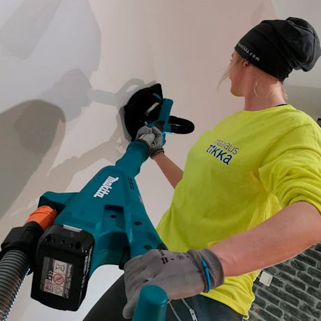 Makitan varsihíomakone ammattilaisella testissä