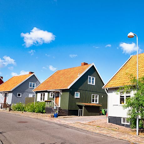 Tien varrella näkyy värikkäitä omakotitaloja, joissa puupintainen ulkoverhoilu