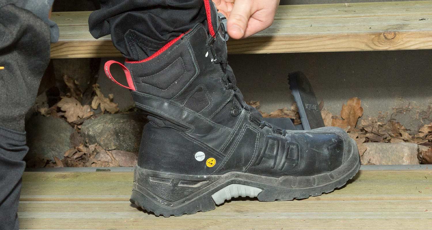 Ammattilainen testasi Jalaksen turvasaappaat terassia rakentaessa. Malli: Jalas-turvasaappaat 9998 Exalter GTX. Kenkiä myy K-Rauta.