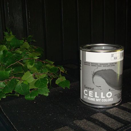 Hopeanharmaa Cello Sauna-vaha ja vihreä koivunvihta tummalla lauteella