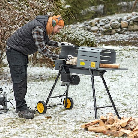 Klapikone FXA 6T 52cm jalustalla, jota käyttää mies.