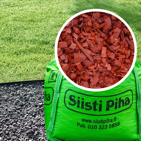Vihreä 'Siisti Piha' -säkki nurmella ja sorareunus, punaiset hakkeet lähikuvassa.