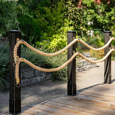 Vaaleanruskeasta Prof-kaideköydestä ja tummanruskeaksi käsitellyistä puutolpista rakennettu kaide terassille.