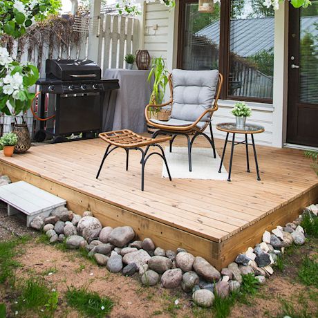 Cellon valmisterassi talon pihamaalla