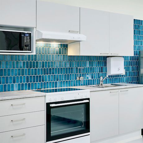 Sompion päiväkodin tiloja sisältä. Seinässä sininen Mosaic Silk -mosaiikkilaatta Dekostudion kautta.