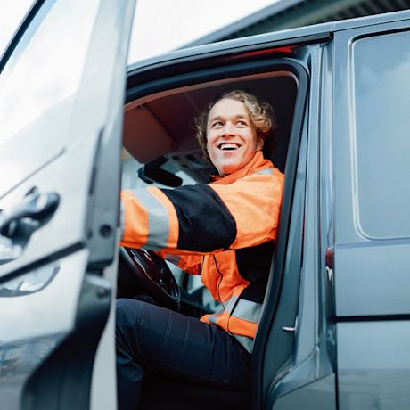 Työmies pakettiautossa